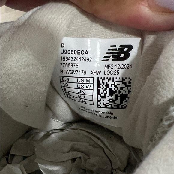 New Balance 9060 in Gray and Cream - Picture 6 of 9